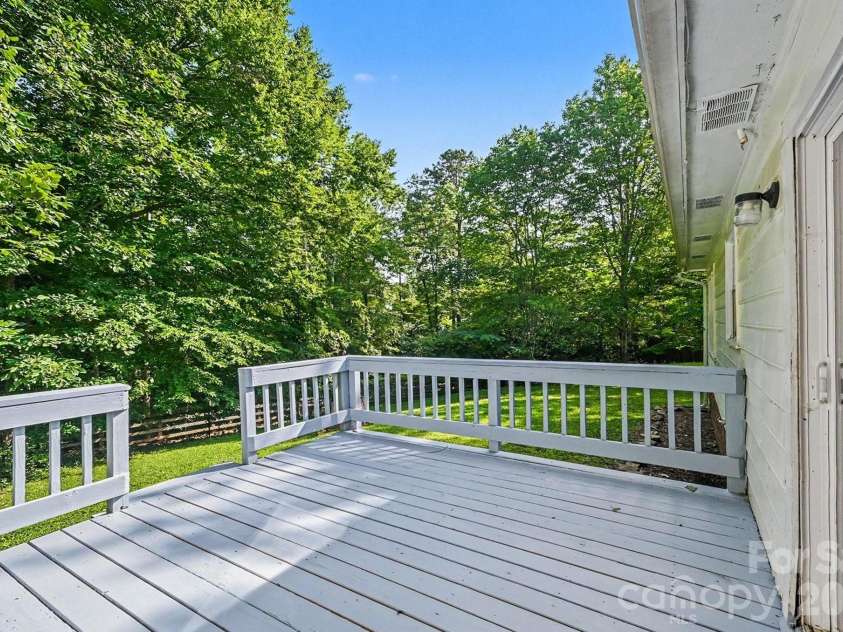 6804 Streamside Drive, Charlotte, NC 28212.  MLS# CAR4398997, YatesRealty ID 35445. 