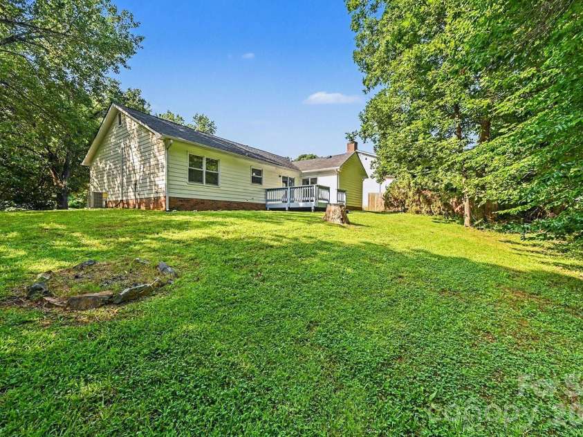 6804 Streamside Drive, Charlotte, NC 28212.  MLS# CAR4398997, YatesRealty ID 35445. 