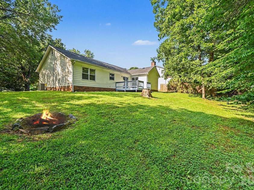 6804 Streamside Drive, Charlotte, NC 28212.  MLS# CAR4398997, YatesRealty ID 35445. 