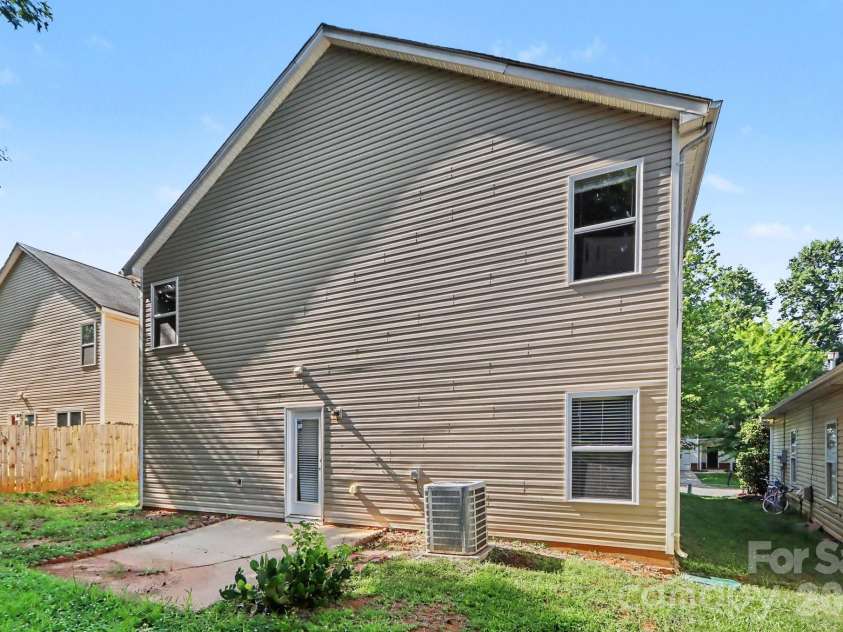 8120 Nikki Cole Drive, Charlotte, NC 28215.  MLS# CAR4392295, YatesRealty ID 35446. 