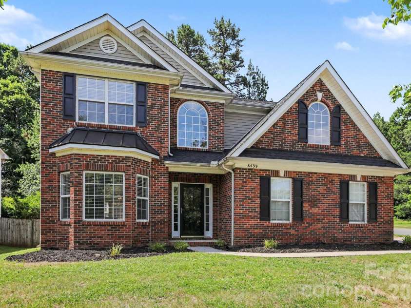 8539 Suttonview Drive, Charlotte, NC 28269.  MLS# CAR4389167, YatesRealty ID 35447. 