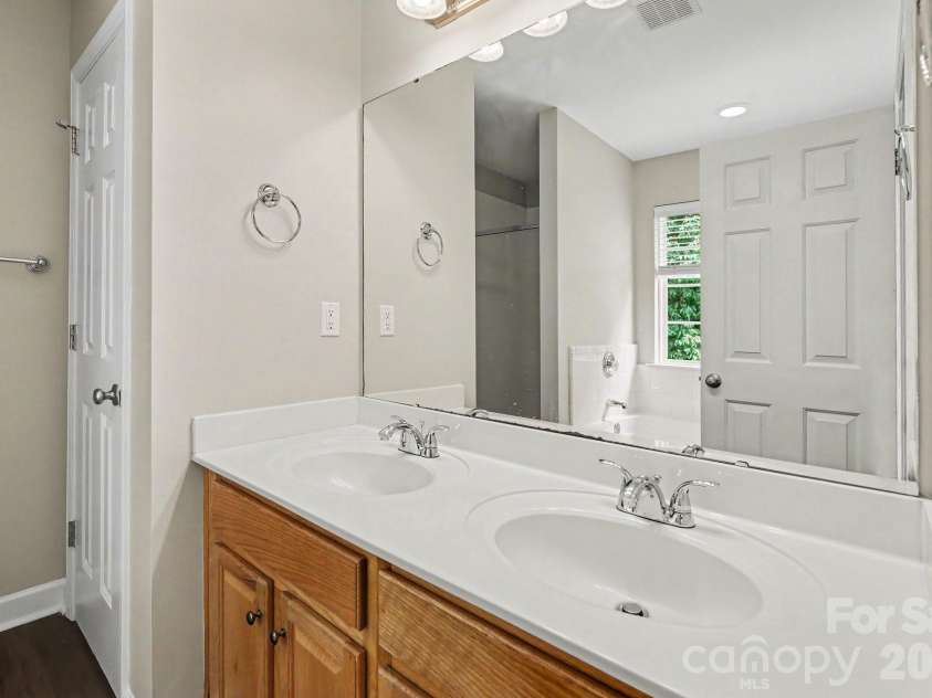 8539 Suttonview Drive, Charlotte, NC 28269.  MLS# CAR4389167, YatesRealty ID 35447. 