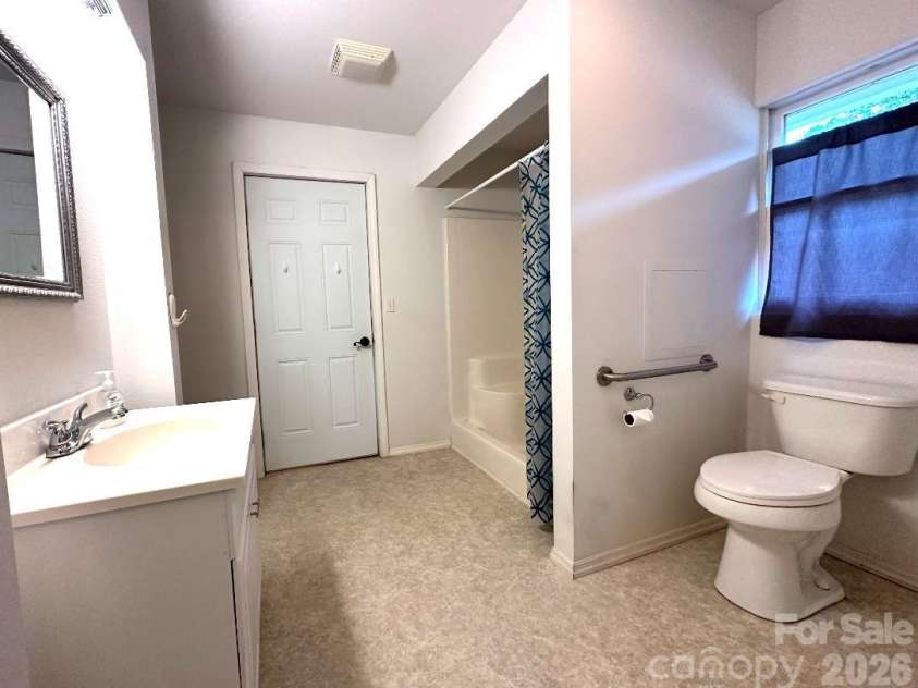 1567 Newfound Road, Leicester, NC 28748.  MLS# CAR4214973, YatesRealty ID 35448. Primary Bath