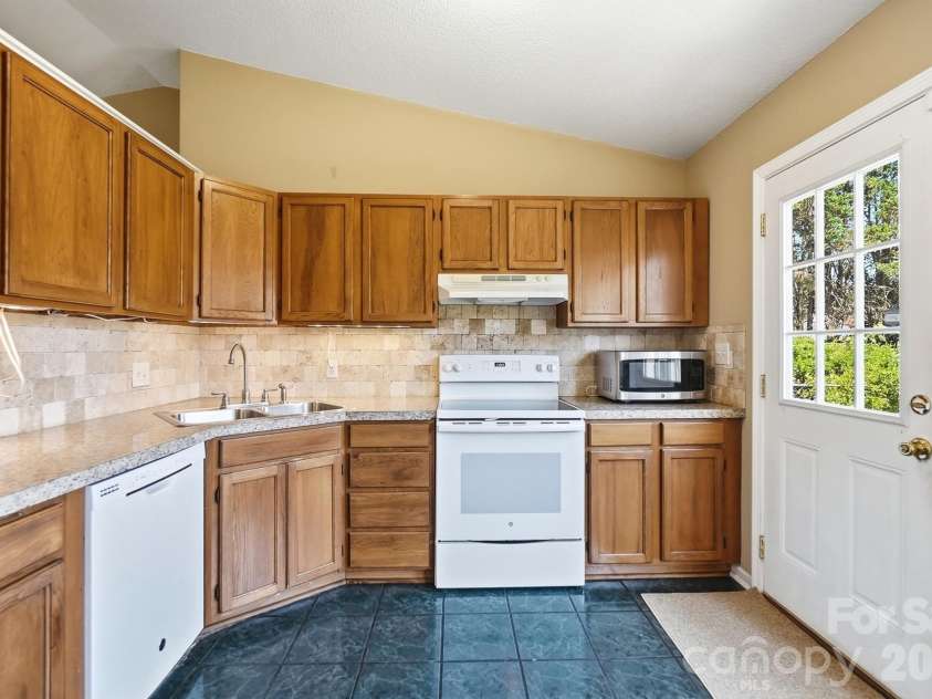 2101 Palm Lane, Belmont, NC 28012.  MLS# CAR4400010, YatesRealty ID 35450. 