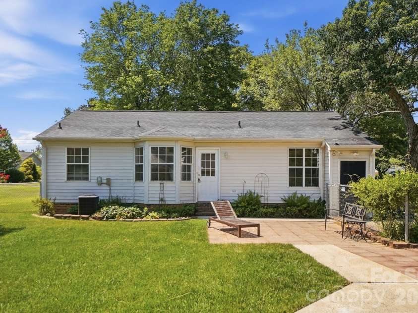 2101 Palm Lane, Belmont, NC 28012.  MLS# CAR4400010, YatesRealty ID 35450. 
