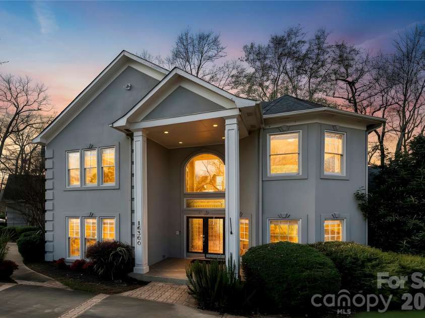 16300 Autumn Creek Court, Charlotte, NC 28278.  MLS# CAR4331856, YatesRealty ID 35451. 