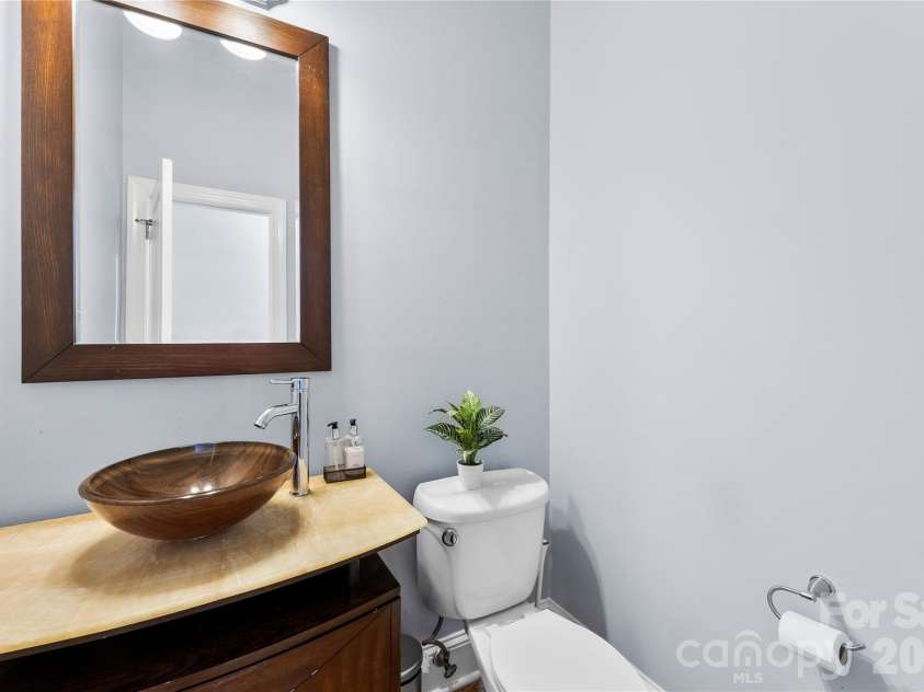 16300 Autumn Creek Court, Charlotte, NC 28278.  MLS# CAR4331856, YatesRealty ID 35451. First floor half bath