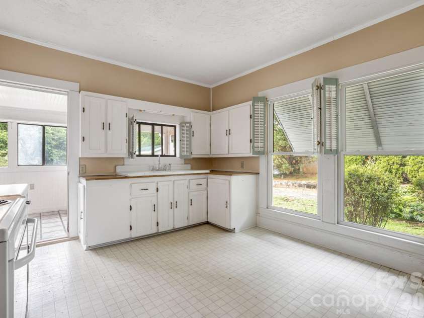 82 Hill Street, Hot Springs, NC 28743.  MLS# CAR4400452, YatesRealty ID 35452. 