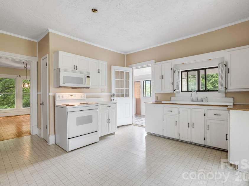 82 Hill Street, Hot Springs, NC 28743.  MLS# CAR4400452, YatesRealty ID 35452. 