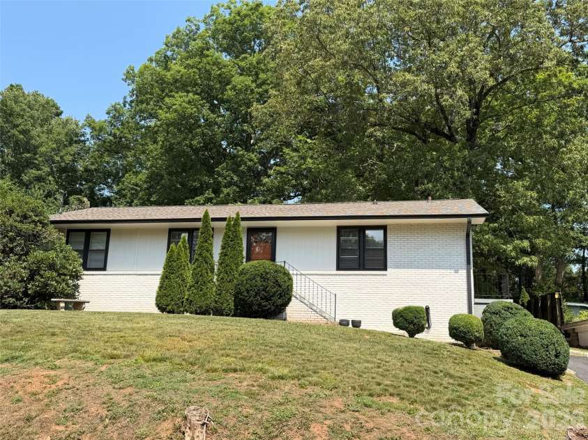 16 Main Street, Asheville, NC 28803.  MLS# CAR4399925, YatesRealty ID 35453. 