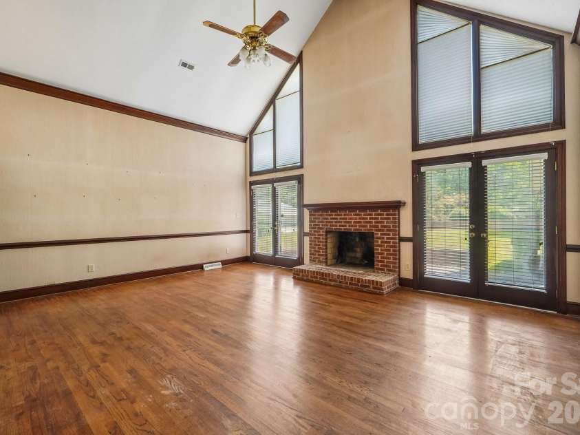 2231 Richardson Drive, Charlotte, NC 28211.  MLS# CAR4382056, YatesRealty ID 35456. 