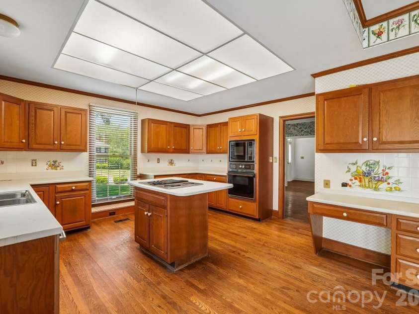 2231 Richardson Drive, Charlotte, NC 28211.  MLS# CAR4382056, YatesRealty ID 35456. 