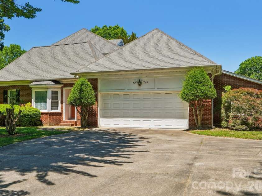 2231 Richardson Drive, Charlotte, NC 28211.  MLS# CAR4382056, YatesRealty ID 35456. 