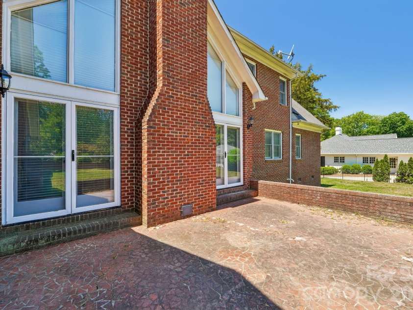 2231 Richardson Drive, Charlotte, NC 28211.  MLS# CAR4382056, YatesRealty ID 35456. 