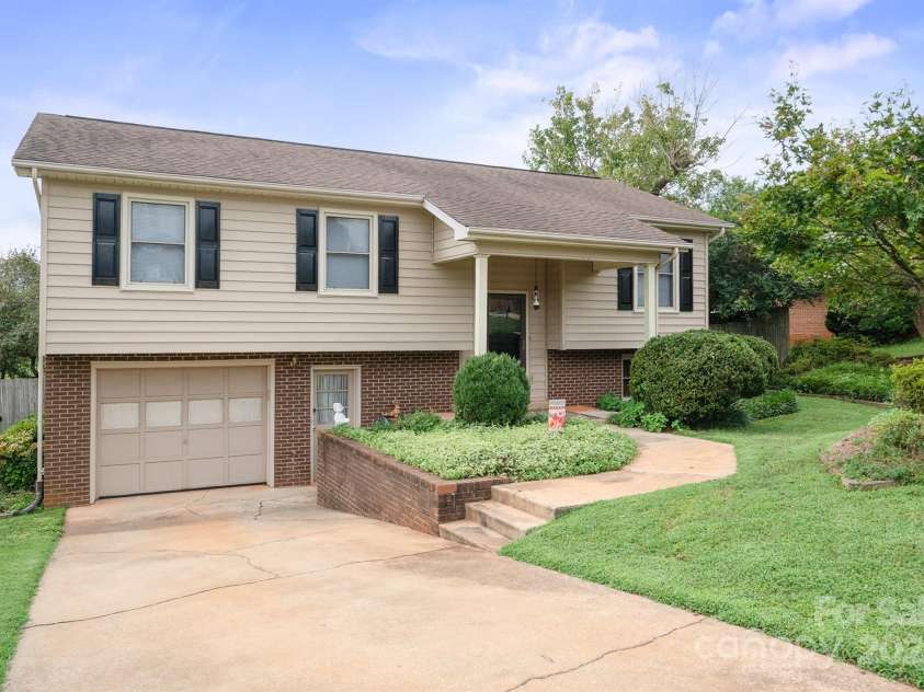 409 Cardinal Drive, Newton, NC 28658.  MLS# CAR4241098, YatesRealty ID 3546. 