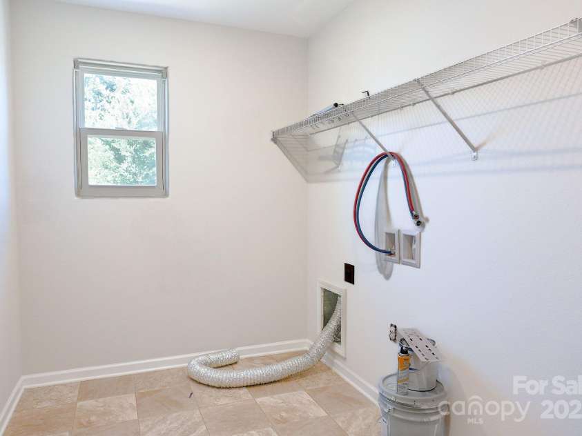 7507 Malden Park Drive, Charlotte, NC 28215.  MLS# CAR4298089, YatesRealty ID 35461. 