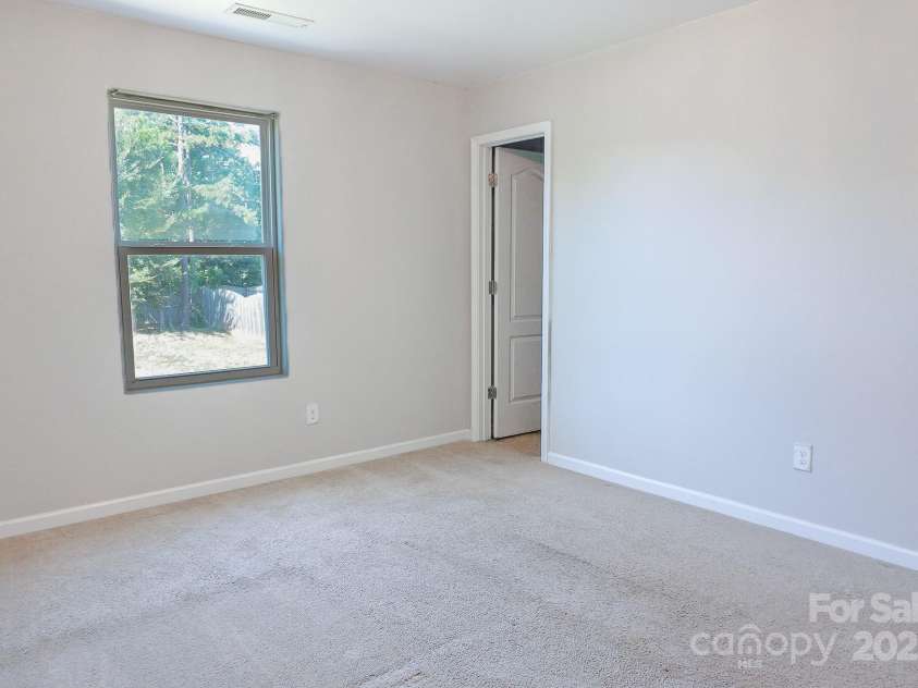 7507 Malden Park Drive, Charlotte, NC 28215.  MLS# CAR4298089, YatesRealty ID 35461. 