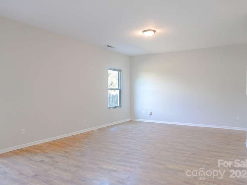 7507 Malden Park Drive, Charlotte, NC 28215.  MLS# CAR4298089, YatesRealty ID 35461. 