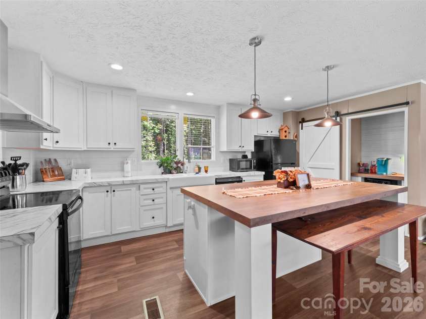 64 Tupper Lane, Hendersonville, NC 28792.  MLS# CAR4398491, YatesRealty ID 35462. 