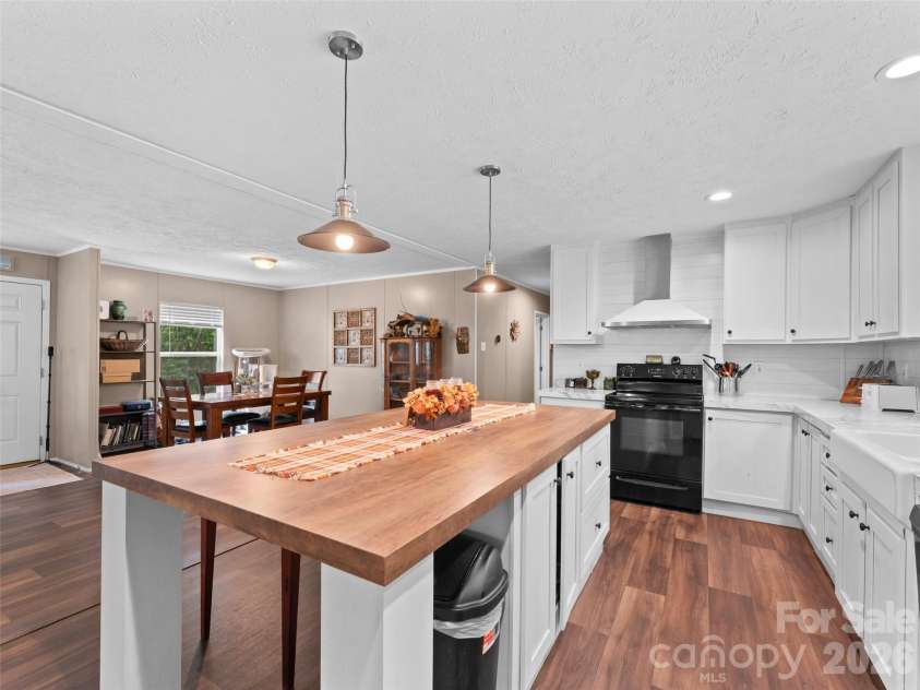 64 Tupper Lane, Hendersonville, NC 28792.  MLS# CAR4398491, YatesRealty ID 35462. 