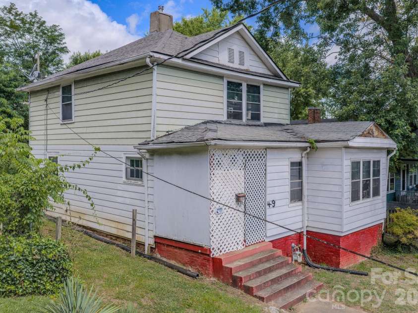 49 Madison Avenue, Asheville, NC 28801.  MLS# CAR4394135, YatesRealty ID 35463. 