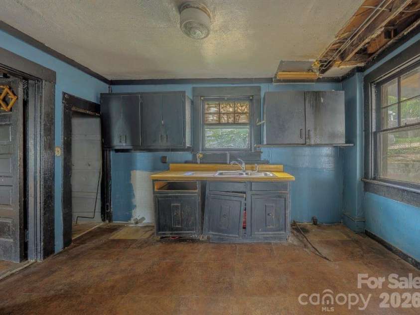 49 Madison Avenue, Asheville, NC 28801.  MLS# CAR4394135, YatesRealty ID 35463. 