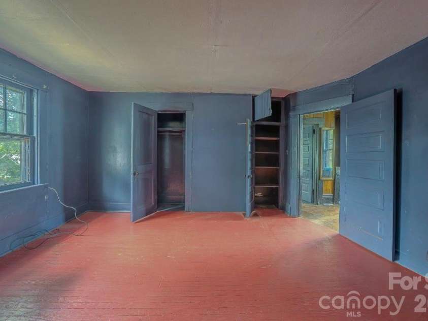 49 Madison Avenue, Asheville, NC 28801.  MLS# CAR4394135, YatesRealty ID 35463. 