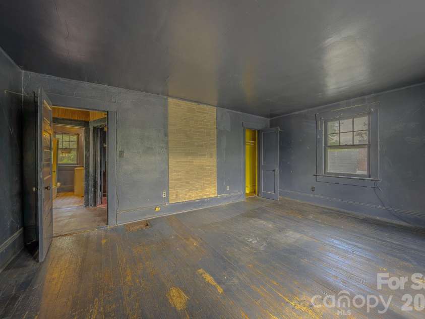 49 Madison Avenue, Asheville, NC 28801.  MLS# CAR4394135, YatesRealty ID 35463. 