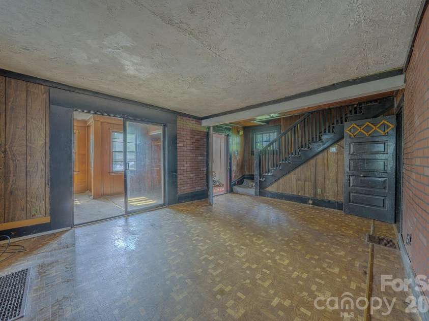 49 Madison Avenue, Asheville, NC 28801.  MLS# CAR4394135, YatesRealty ID 35463. 
