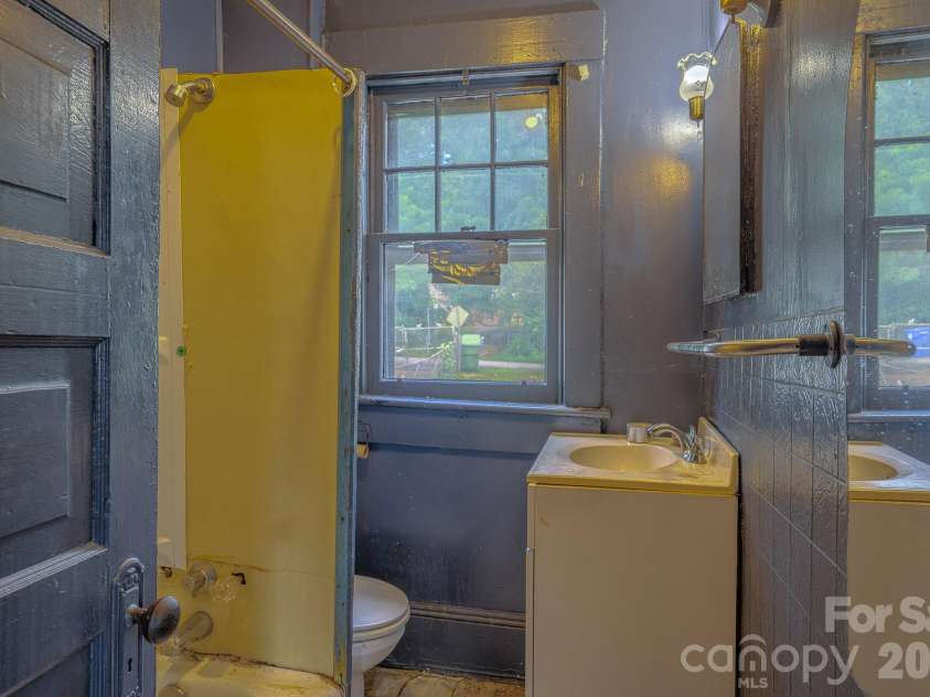 49 Madison Avenue, Asheville, NC 28801.  MLS# CAR4394135, YatesRealty ID 35463. 