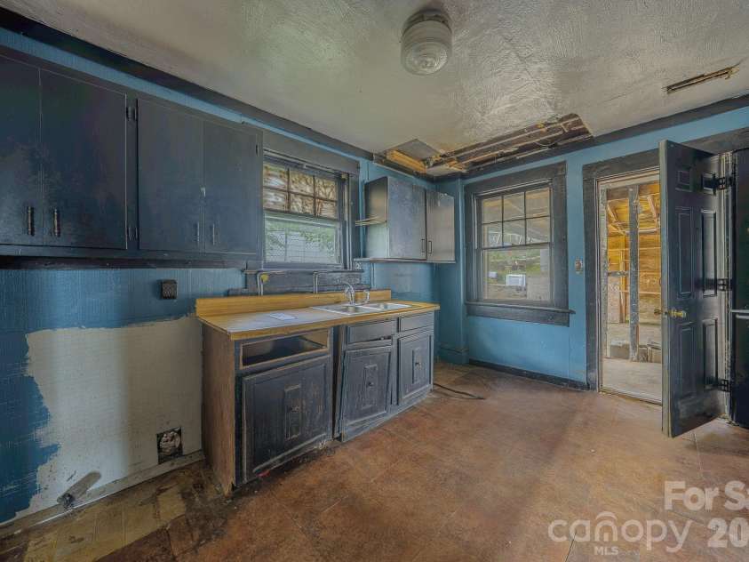 49 Madison Avenue, Asheville, NC 28801.  MLS# CAR4394135, YatesRealty ID 35463. 