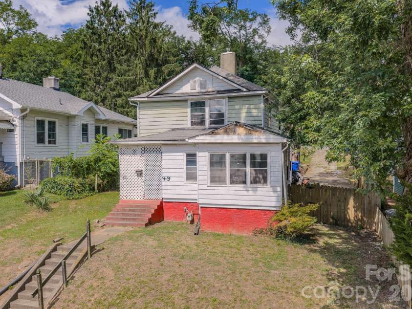 49 Madison Avenue, Asheville, NC 28801.  MLS# CAR4394135, YatesRealty ID 35463. 