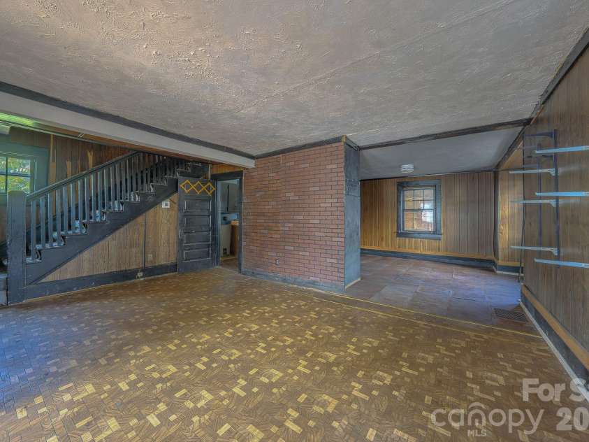 49 Madison Avenue, Asheville, NC 28801.  MLS# CAR4394135, YatesRealty ID 35463. 
