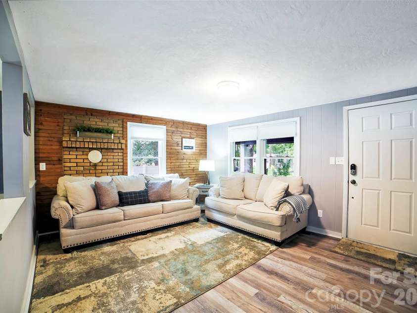 22 Glenview Place, Arden, NC 28704.  MLS# CAR4382452, YatesRealty ID 35464. 