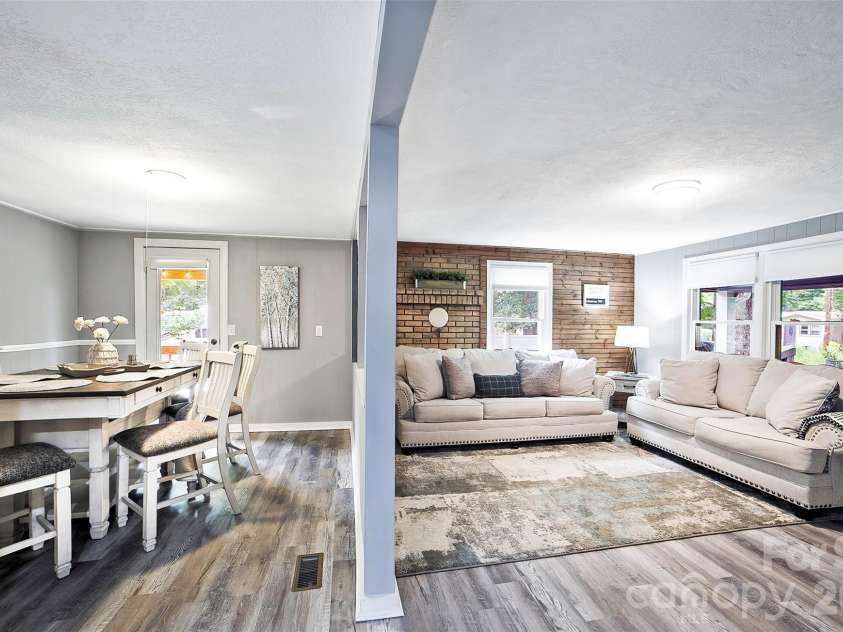 22 Glenview Place, Arden, NC 28704.  MLS# CAR4382452, YatesRealty ID 35464. 