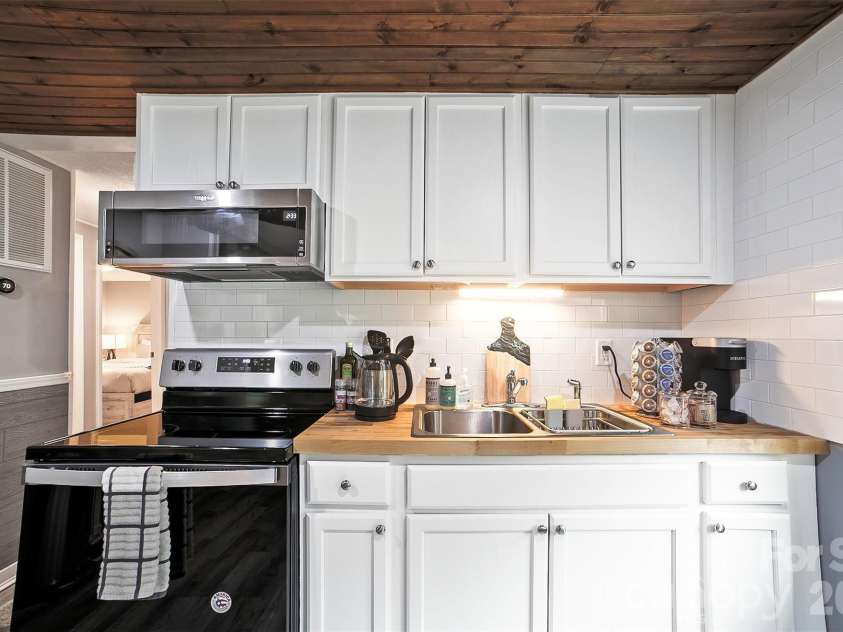 22 Glenview Place, Arden, NC 28704.  MLS# CAR4382452, YatesRealty ID 35464. 