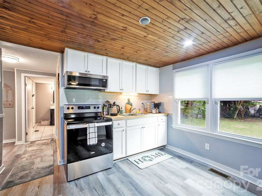 22 Glenview Place, Arden, NC 28704.  MLS# CAR4382452, YatesRealty ID 35464. 