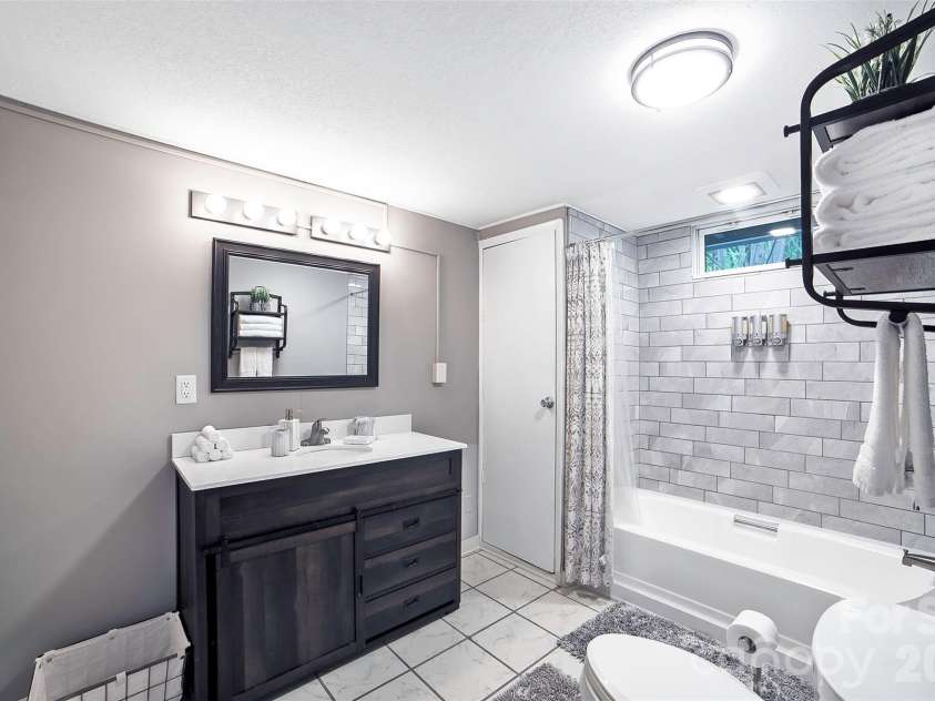 22 Glenview Place, Arden, NC 28704.  MLS# CAR4382452, YatesRealty ID 35464. 