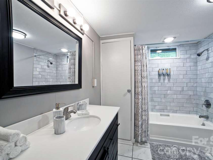 22 Glenview Place, Arden, NC 28704.  MLS# CAR4382452, YatesRealty ID 35464. 