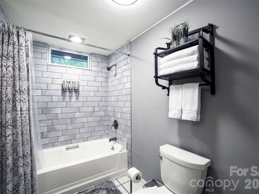 22 Glenview Place, Arden, NC 28704.  MLS# CAR4382452, YatesRealty ID 35464. 