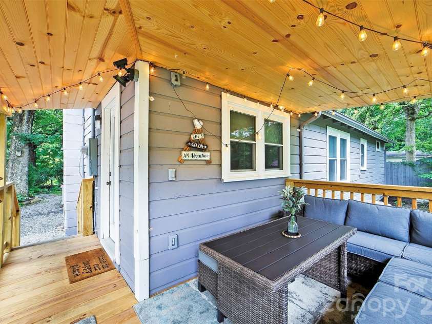 22 Glenview Place, Arden, NC 28704.  MLS# CAR4382452, YatesRealty ID 35464. 