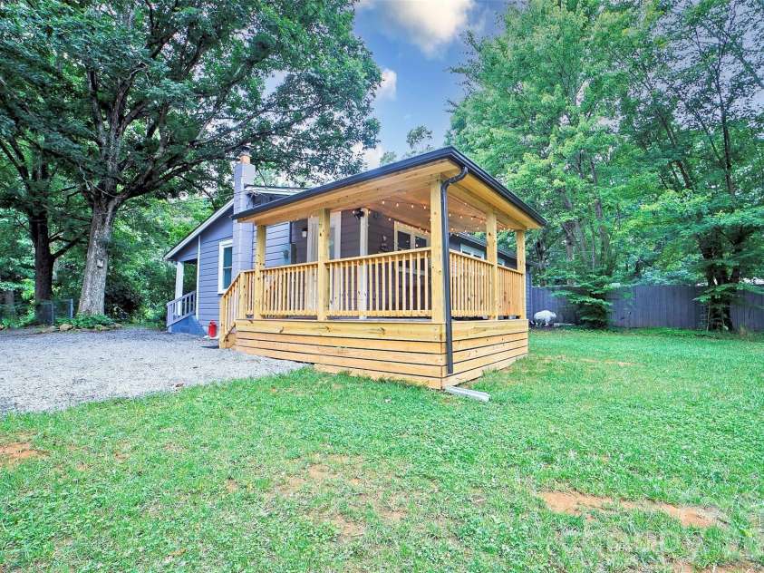 22 Glenview Place, Arden, NC 28704.  MLS# CAR4382452, YatesRealty ID 35464. 
