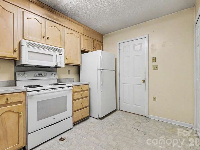 808 Floyd Lane, Gastonia, NC 28052.  MLS# CAR4386598, YatesRealty ID 35468. 