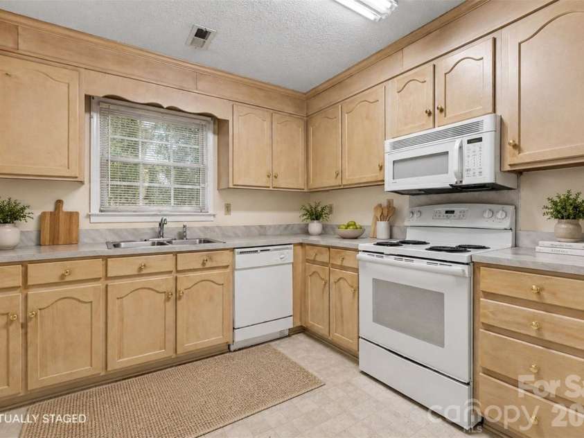 808 Floyd Lane, Gastonia, NC 28052.  MLS# CAR4386598, YatesRealty ID 35468. 