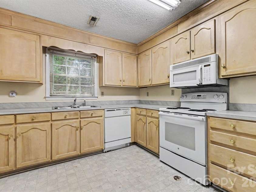 808 Floyd Lane, Gastonia, NC 28052.  MLS# CAR4386598, YatesRealty ID 35468. 