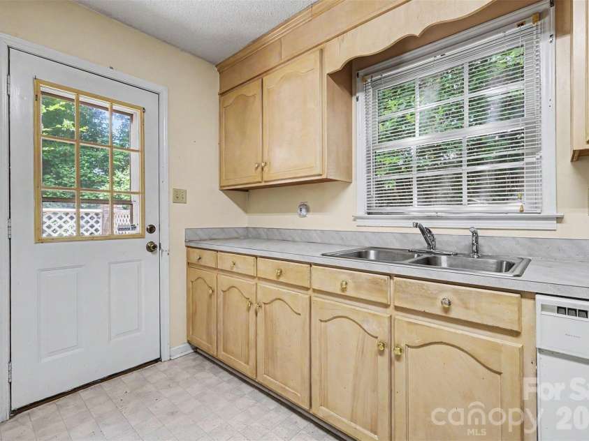 808 Floyd Lane, Gastonia, NC 28052.  MLS# CAR4386598, YatesRealty ID 35468. 
