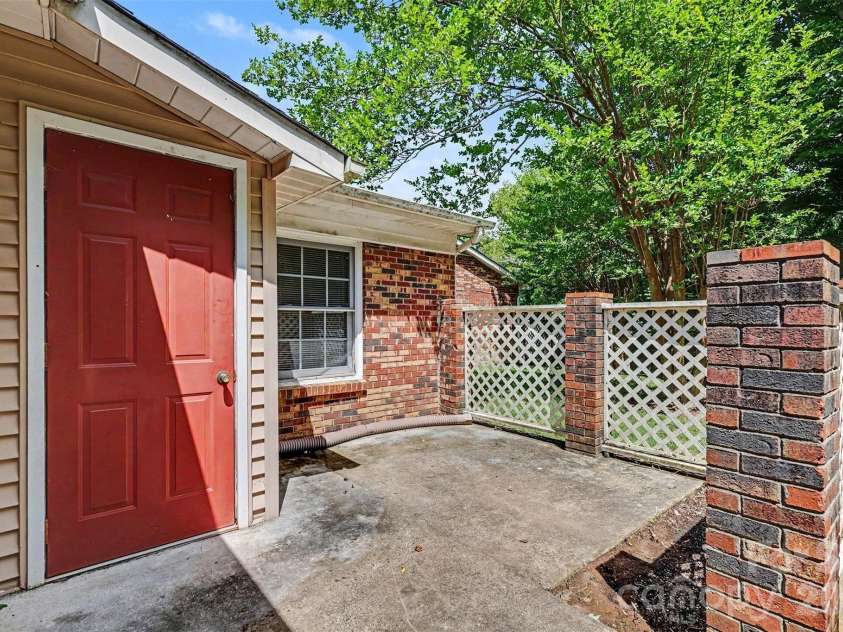 808 Floyd Lane, Gastonia, NC 28052.  MLS# CAR4386598, YatesRealty ID 35468. 