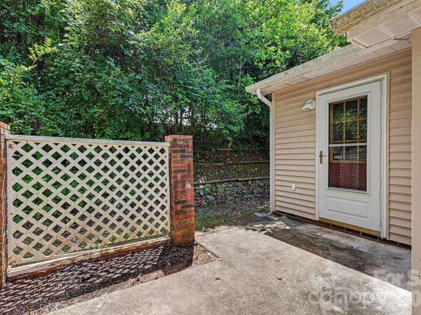 808 Floyd Lane, Gastonia, NC 28052.  MLS# CAR4386598, YatesRealty ID 35468. 