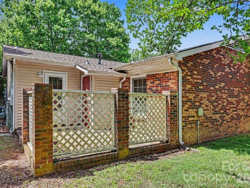 808 Floyd Lane, Gastonia, NC 28052.  MLS# CAR4386598, YatesRealty ID 35468. 