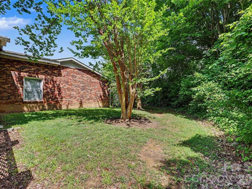 808 Floyd Lane, Gastonia, NC 28052.  MLS# CAR4386598, YatesRealty ID 35468. 